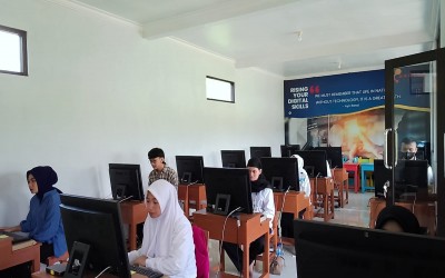 Meningkatkan Kompetensi Siswa Pendidikan Kesetaraan  Paket A, Paket B, dan Paket C PKBM Sadina Melalui Pelatihan Komputer